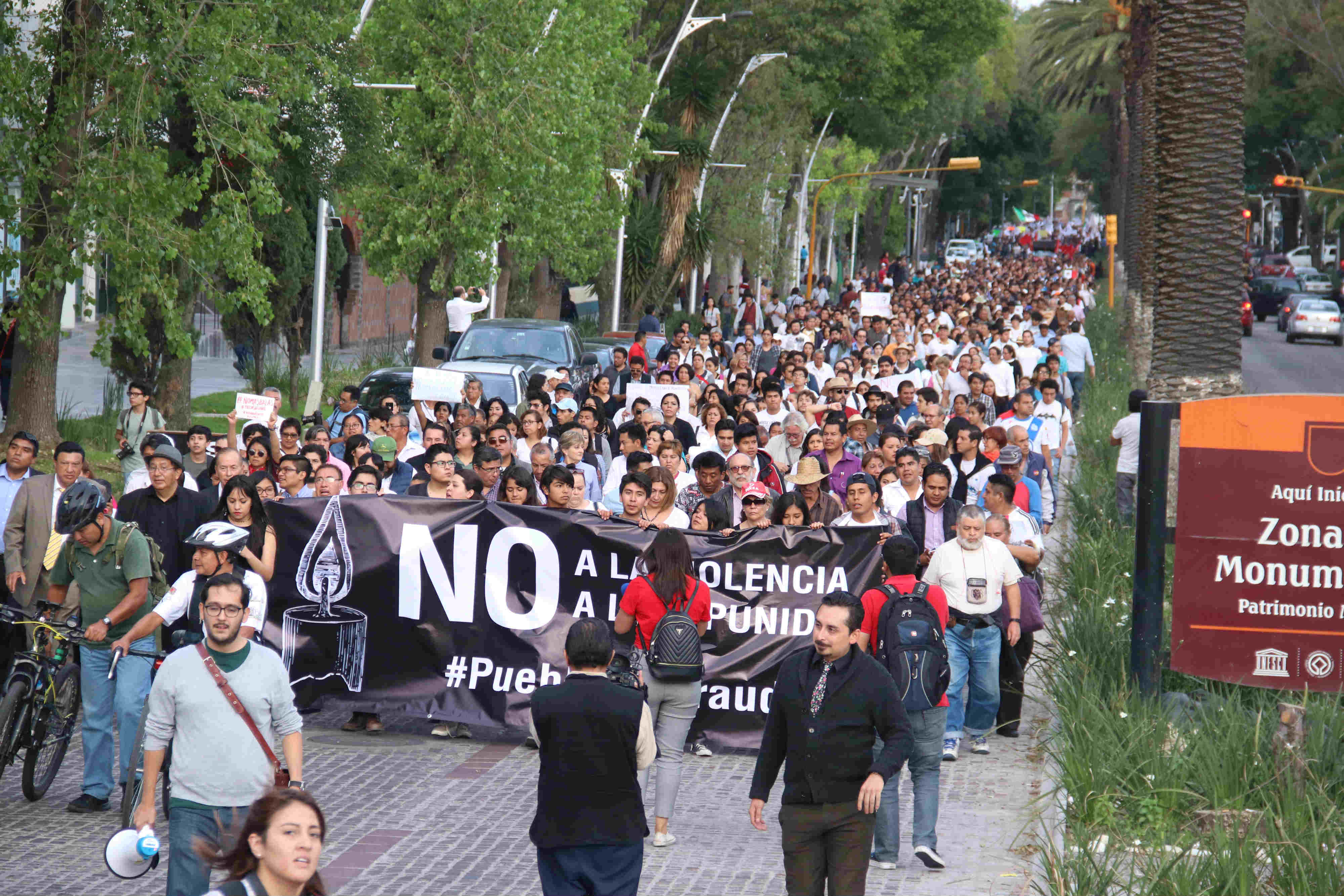 Miles marchan contra desaseo electoral en Puebla