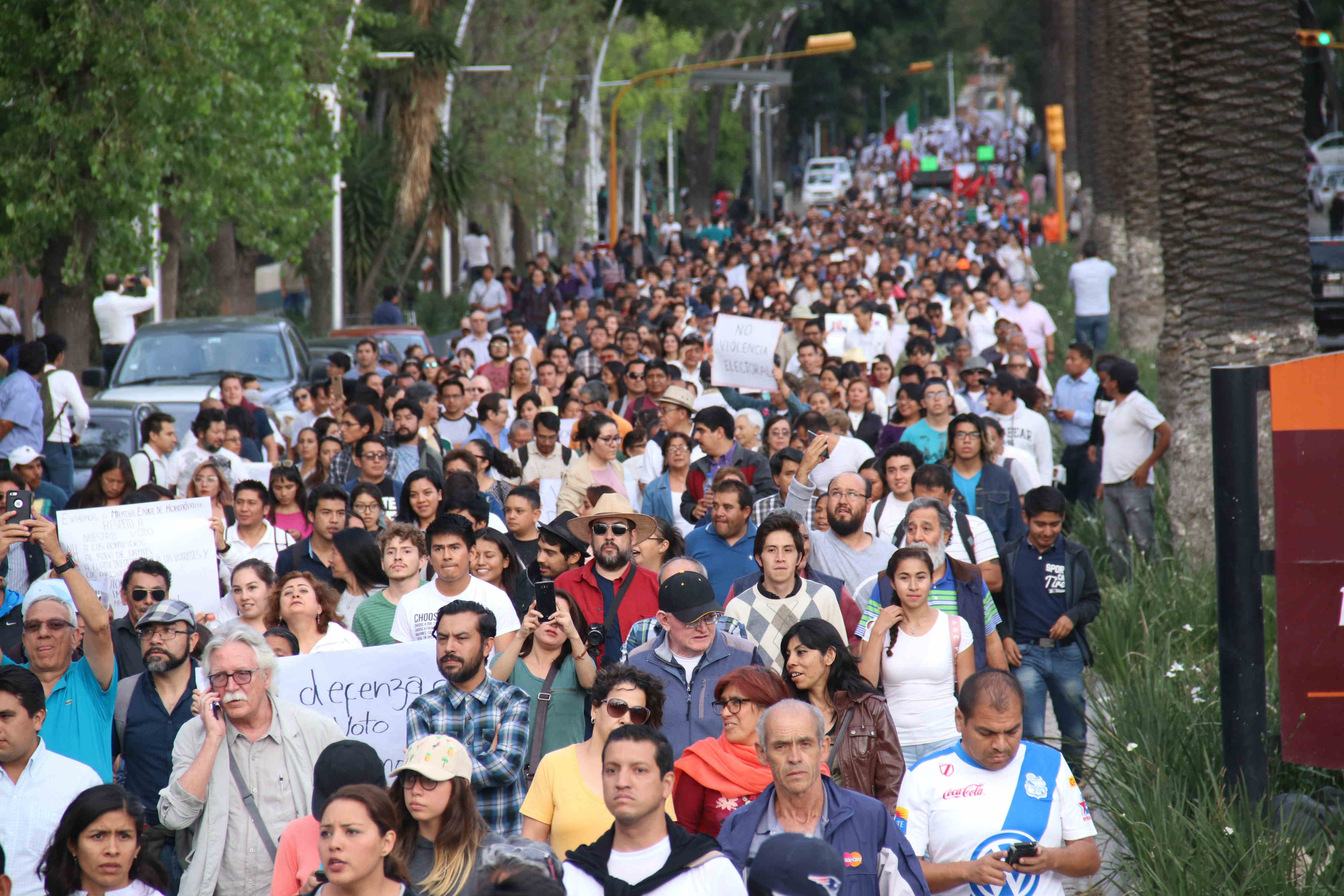 Miles marchan contra desaseo electoral en Puebla