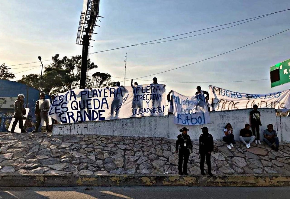 Afición del Puebla arremete contra directiva y jugadores