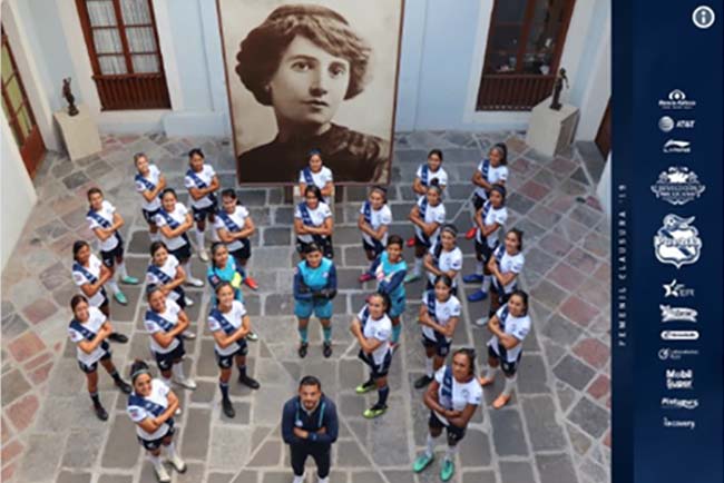 El Puebla femenil de futbol se toma foto revolucionaria