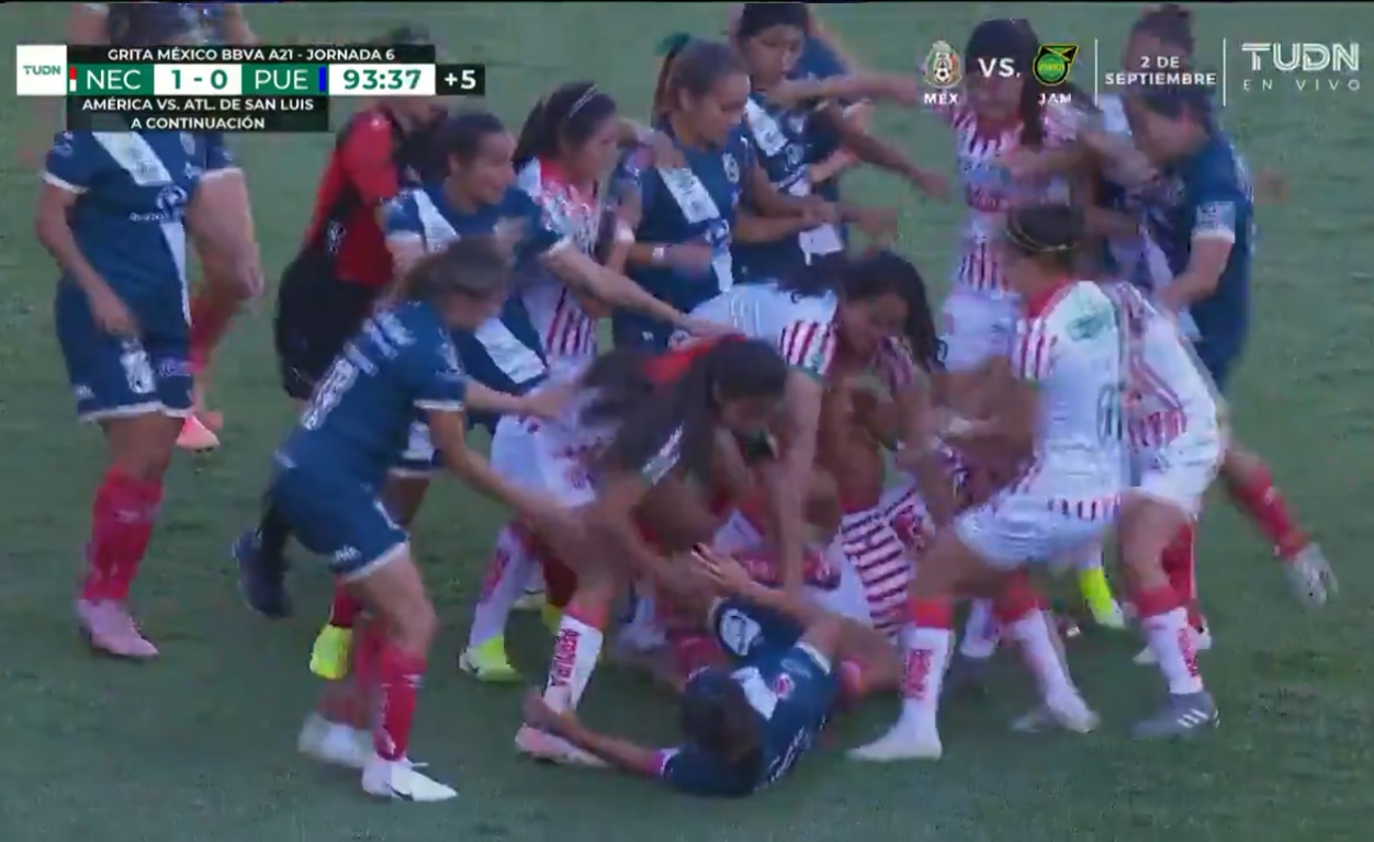 VIDEO Arman batalla campal a puños jugadoras de Puebla y Necaxa