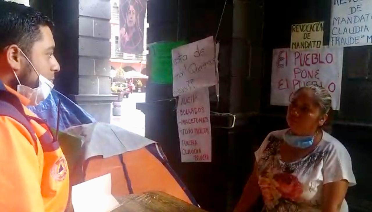 Protección Civil exhorta a manifestantes a retirarse del Palacio Municipal de Puebla