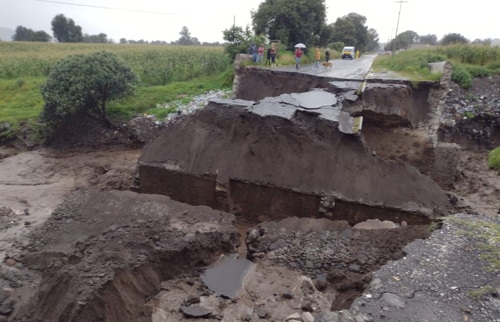 VIDEO Lluvia desaparece puente de la carretera Tlachichuca-Guadalupe Victoria