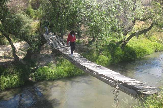 Urgen sustituir puente colgante en comunidad de Texmelucan