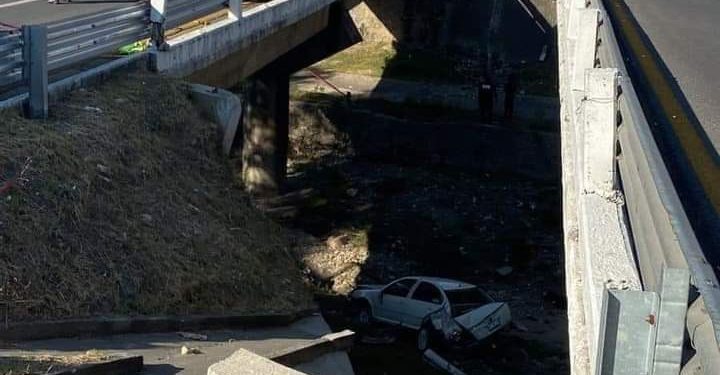 Jetta cae de puente en la Vía Corta a Santa Ana y termina 30 metros abajo