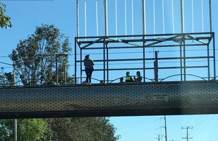 La poblana intentó saltar de un puente peatonal