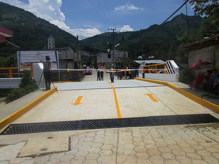 Inauguran puente de acceso a la comunidad de Xaltepec