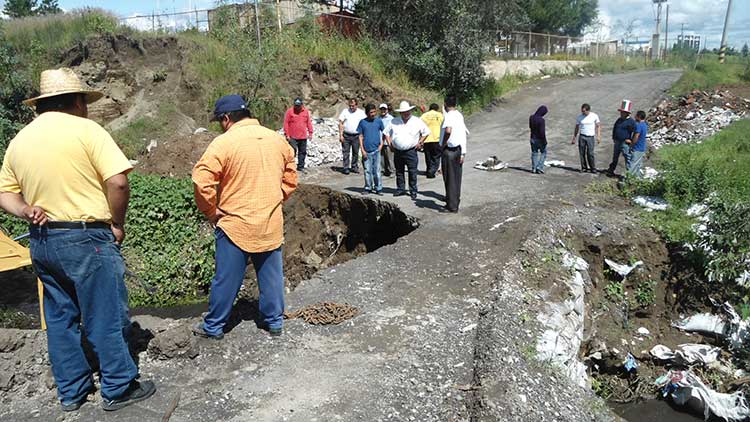 Colapsa alcantarilla hecha con costales en Xalmimilulco