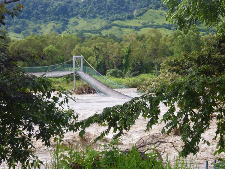 Arrastra río San Marcos puente de acceso a la comunidad El Tepetate
