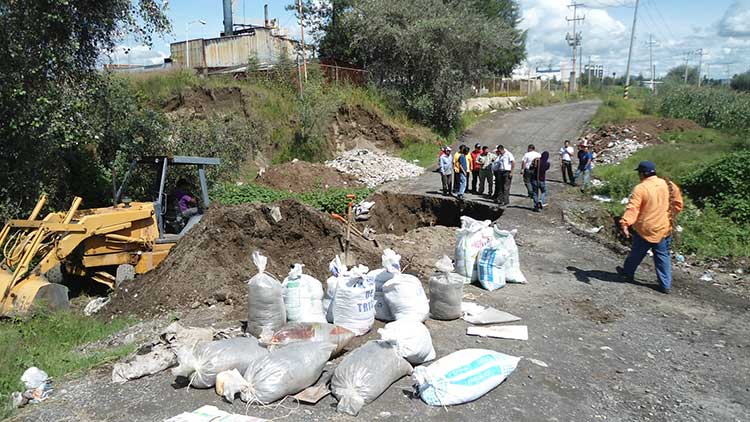 Colapsa alcantarilla hecha con costales en Xalmimilulco