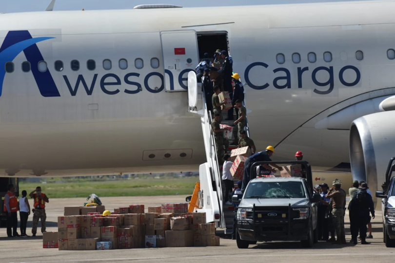 Se mantiene puente aéreo humanitario en el puerto de Acapulco