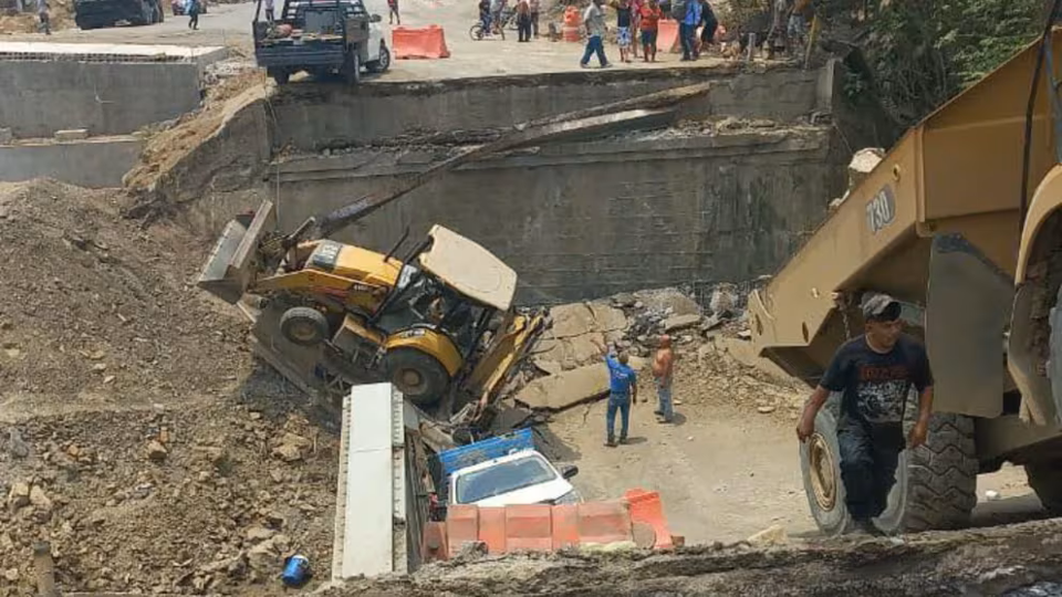 VIDEO Colapsa puente en construcción en San Luis Potosí