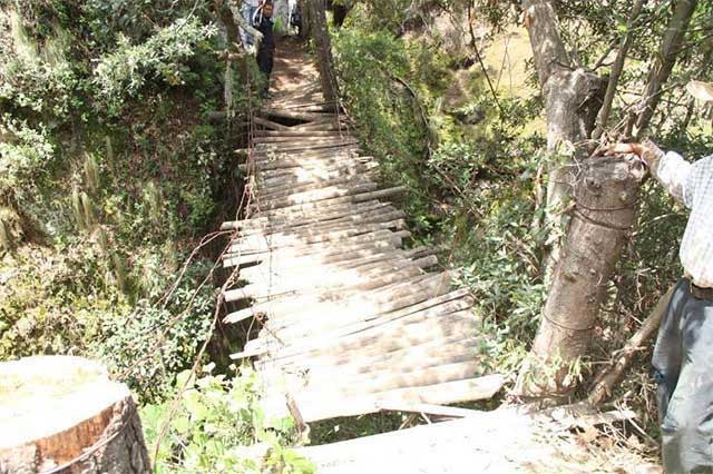 Sin comunicación en Xochitlan por daños de puente colgante afectado por Franklin