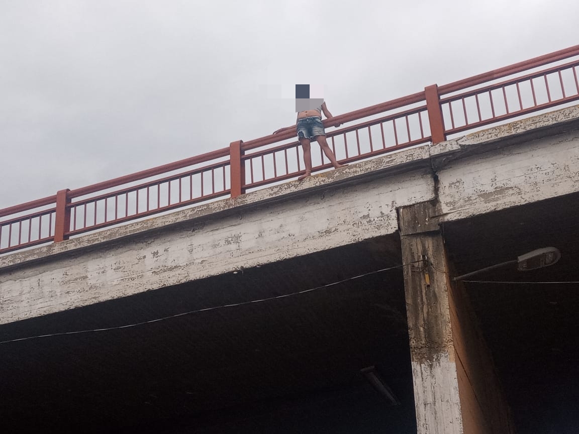 Policías de Texmelucan rescatan a joven que intentó lanzarse de un puente