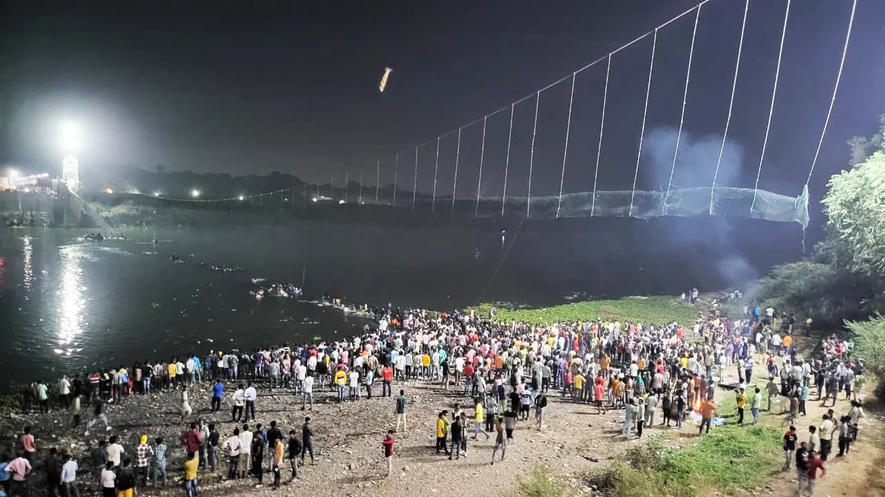 VIDEO Reportan 60 muertos tras colapsar puente colgante en India