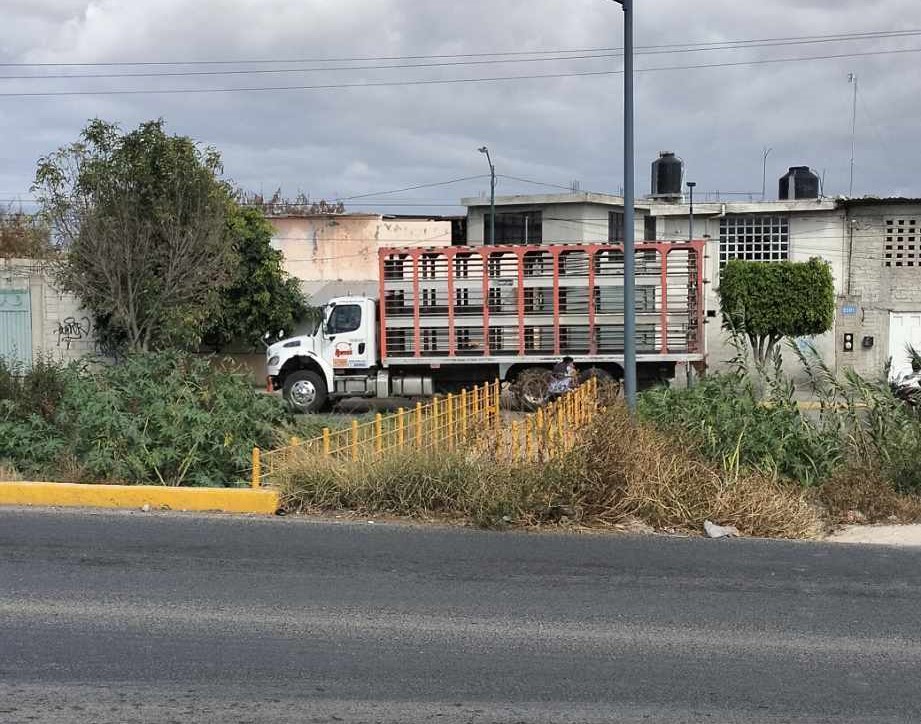 Indigentes se refugian en dren de Valsequillo en Tehuacán