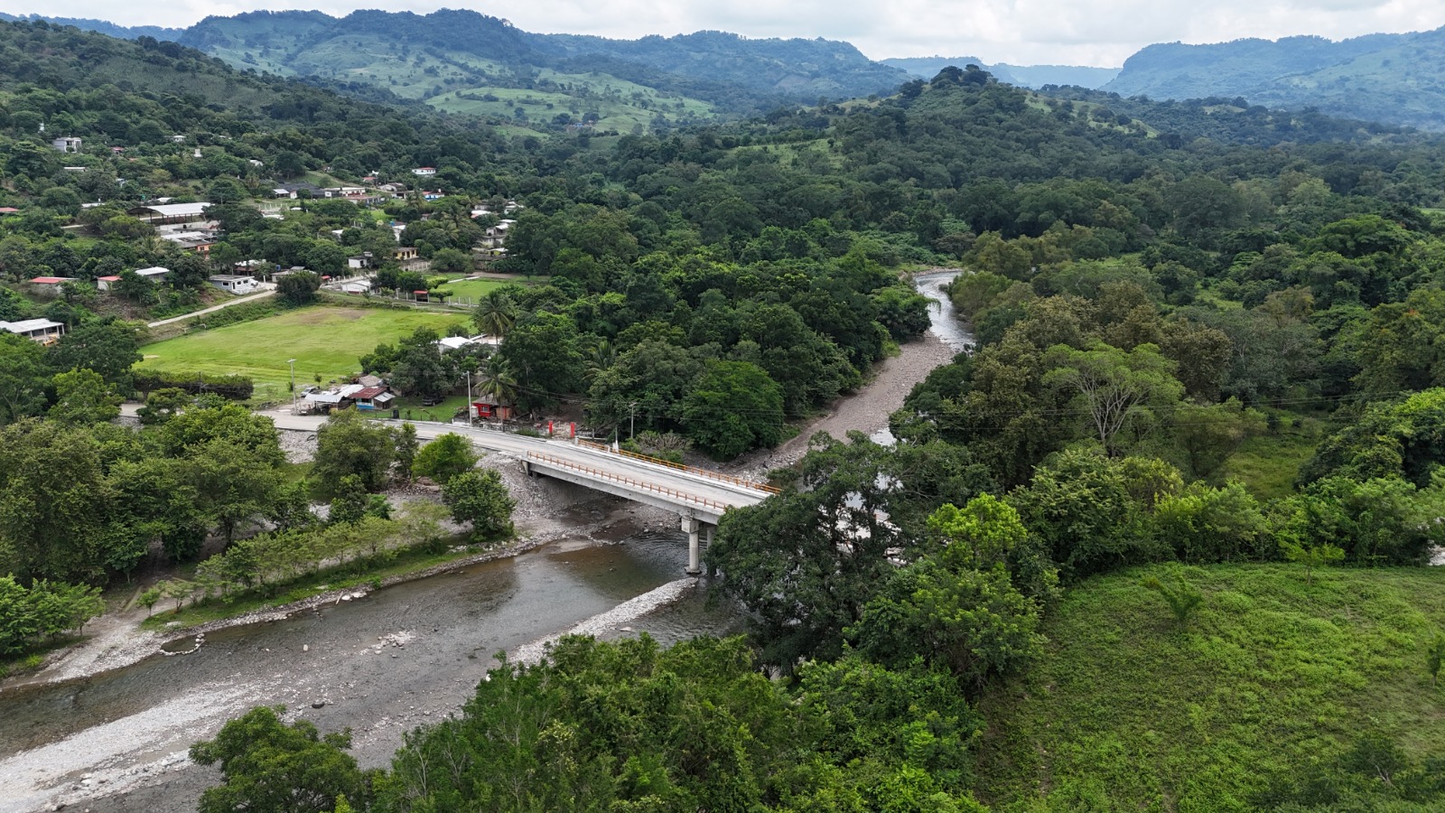 Céspedes Peregrina entrega obras en Xicotepec