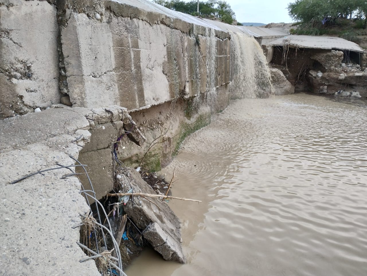 Urgente rehabilitar puente del río Zapotitlán que conecta Chilac y Tlacoxcalco