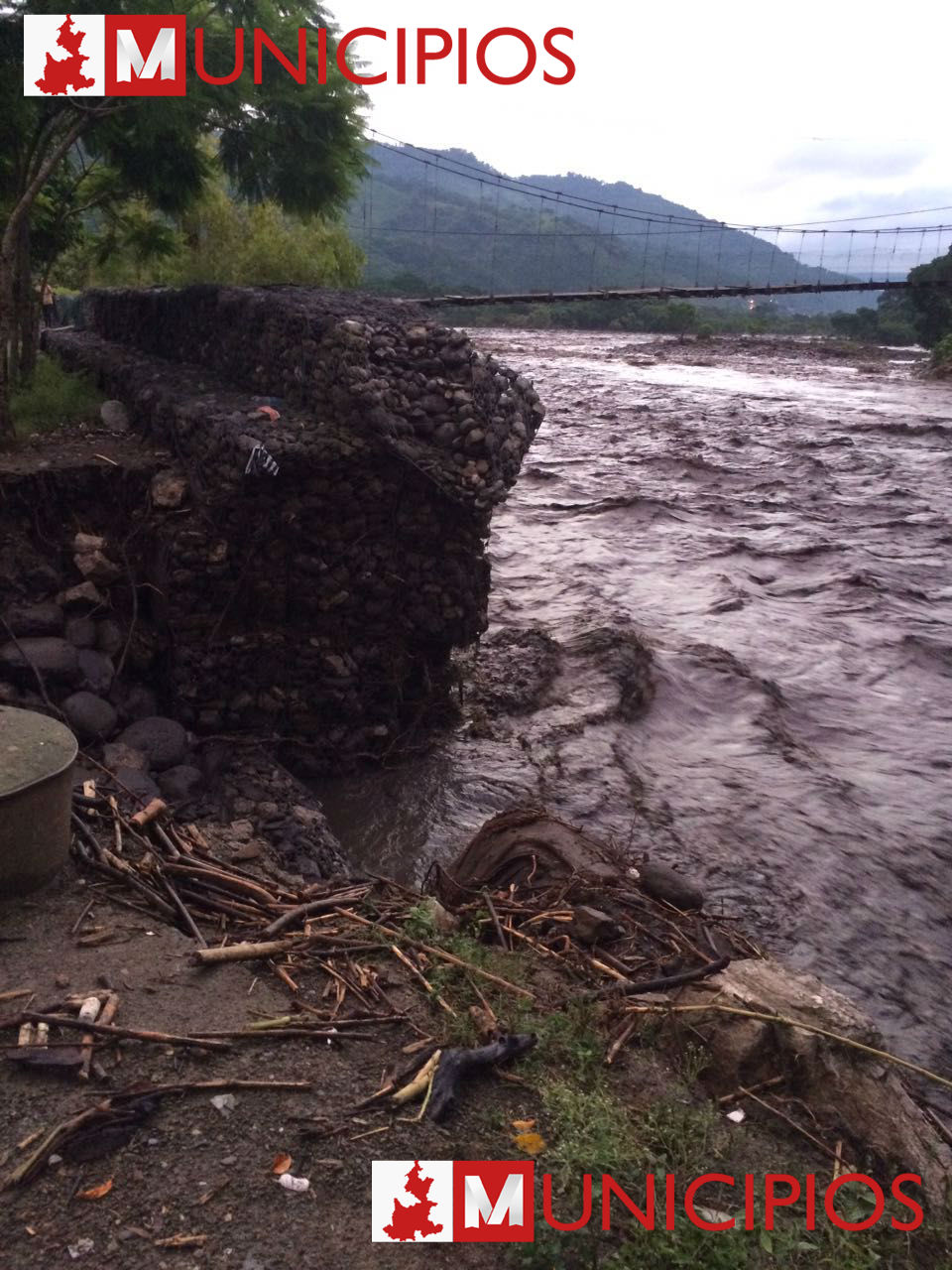  Río Necaxa se lleva puente vehicular en municipio de Jopala
