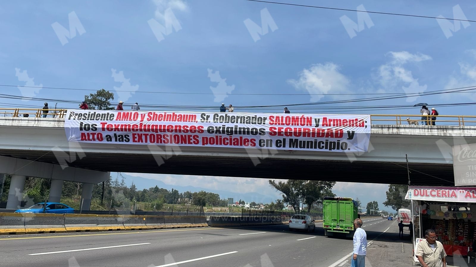 En protesta por la inseguridad, colocan lonas sobre la México-Puebla