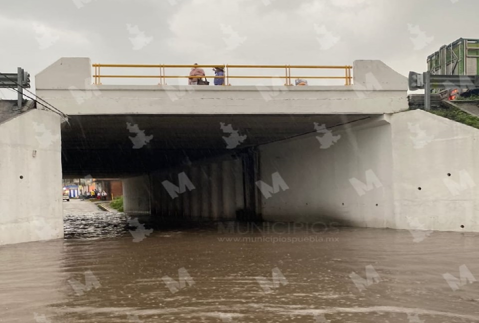 VIDEO Lluvia inunda puentes de la autopista México-Puebla