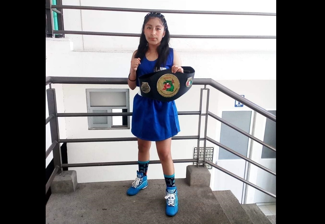 Niña boxeadora vuelve con medalla de oro a Tehuacán