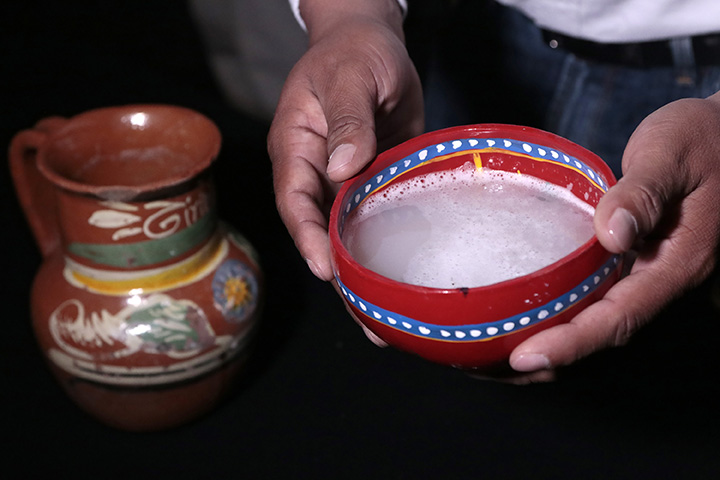 Crean pulque sin alcohol para vender en la Mixteca