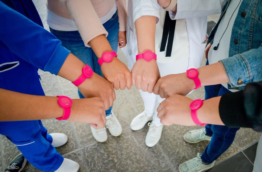 Prueban eficacia de las pulseras rosas con simulacro en la BUAP 