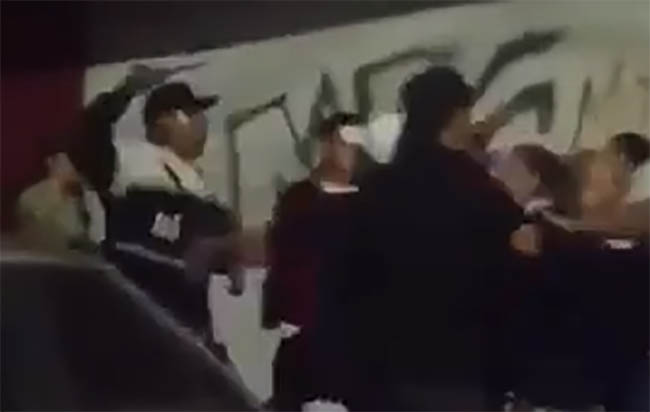 VIDEO Captan a jóvenes peleando con cuchillos y machetes