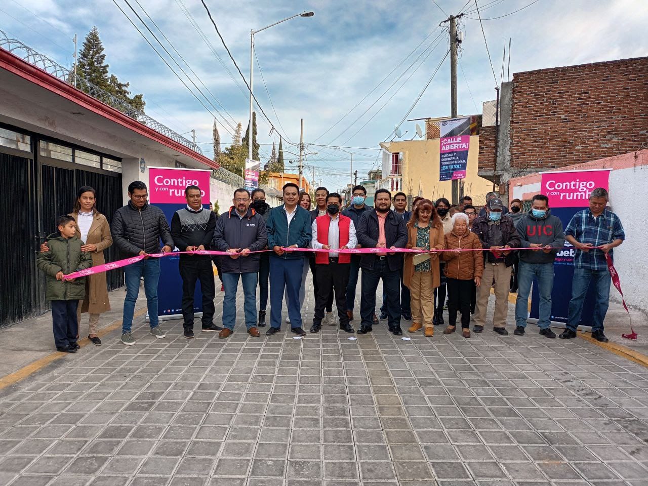 Ayuntamiento de Puebla entrega calles en San Baltazar Campeche y Romero Vargas