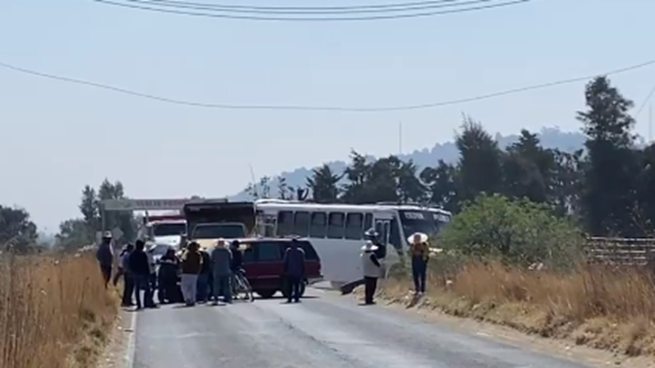 Vecinos denuncian quema de llantas en carretera a Calpan 