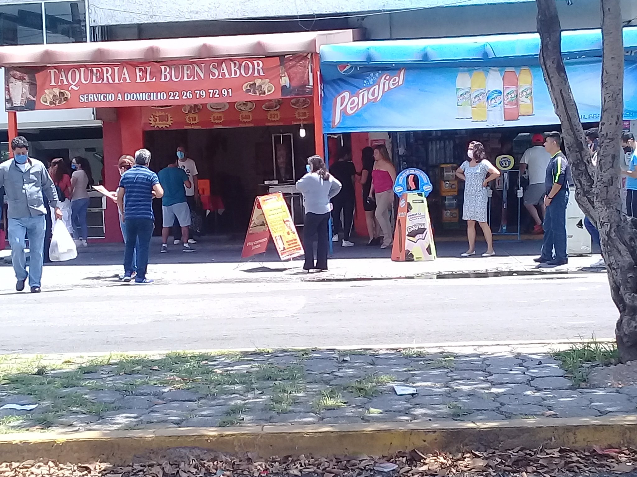 Contingencia no frenó a poblanos para comprar comida en Día de las Madres