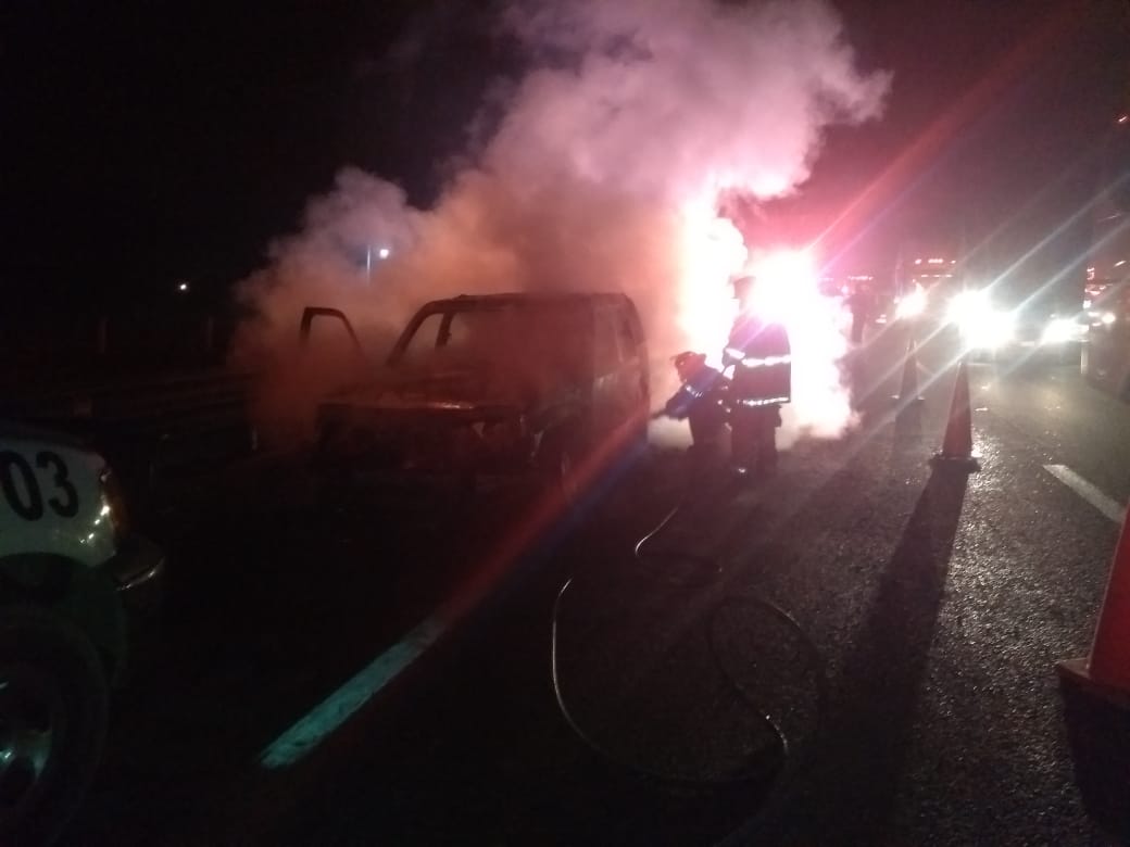 Quema de camioneta provoca cierre parcial en la Puebla-Orizaba