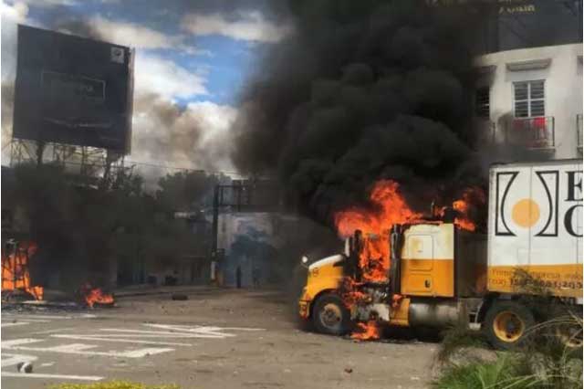 Queman camión de El Calvario en bloqueo de Oaxaca