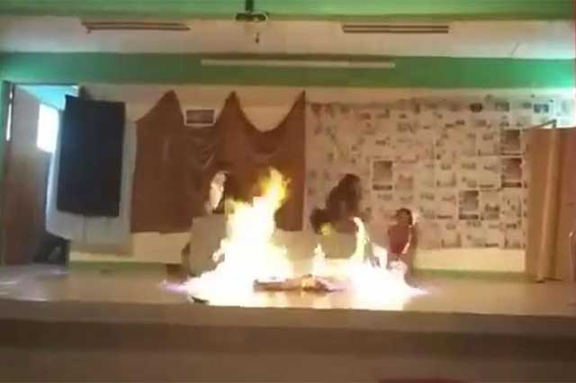 Graban momento en que bachilleres sufren quemaduras en obra escolar