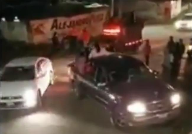 VIDEO Queman camioneta y agreden a policías en La Resurrección; los querían sanitizar