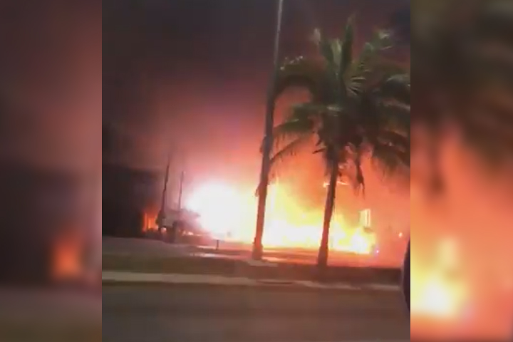 Crimen organizado quema autos de lujo en Cancún