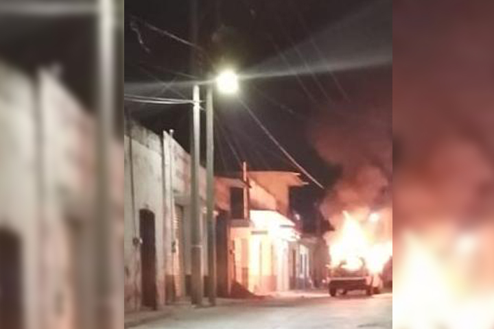 Pobladores de Aljojuca, queman camioneta donde viajaban delincuentes