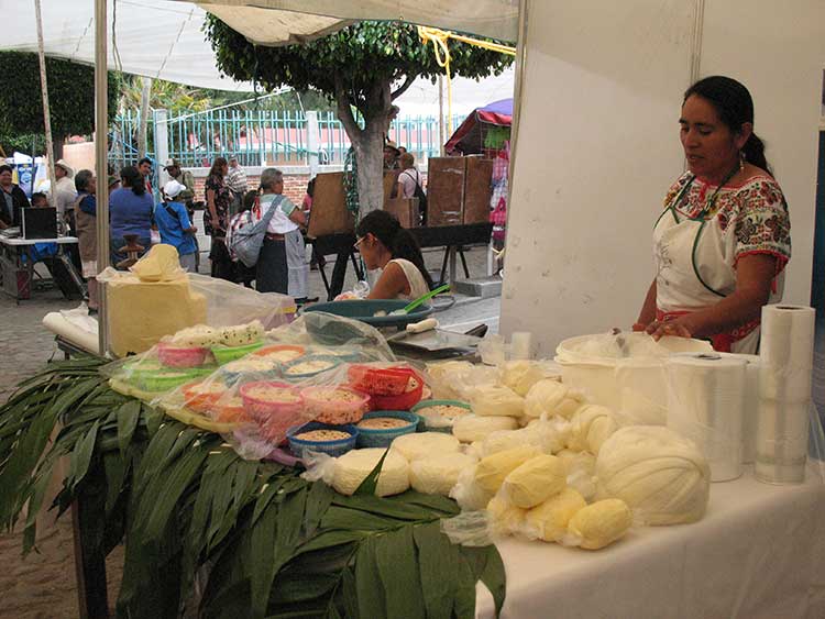 Participan 80 productores en la Feria del Queso en Tonantzintla