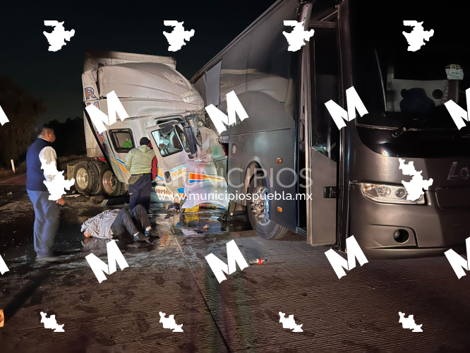 Autobús de Los Telez choca con tractocamión en la Puebla-Orizaba