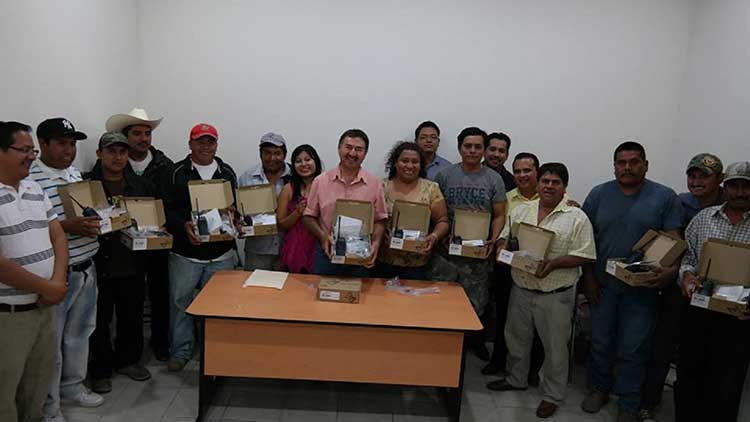 Ante aumento de delitos entregan radios en Acatlán