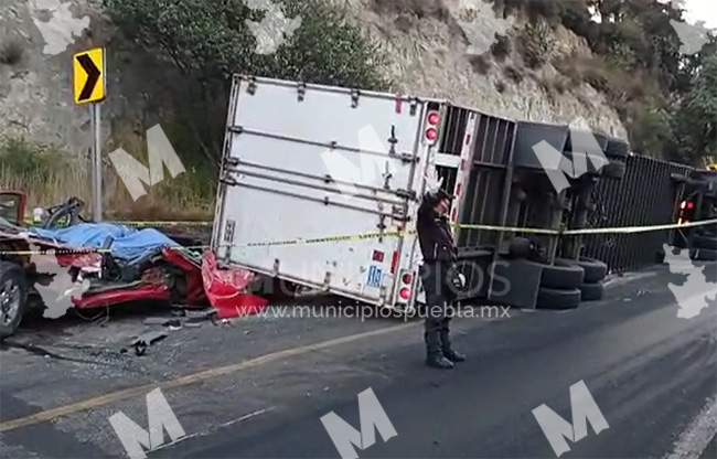 VIDEO Tráiler cae sobre camioneta y mata a tres en la Federal a la altura de Tlahuapan