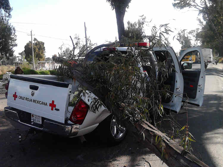 Cae rama sobre unidad de Cruz Roja en la federal México-Puebla