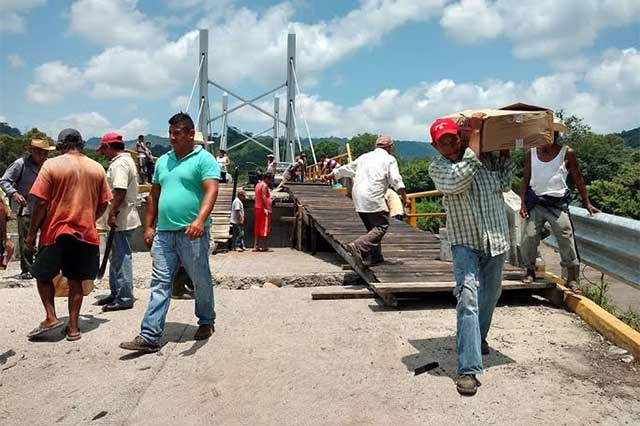 Pobladores parchan puente dañado en Xicotepec; costó 24 mdp
