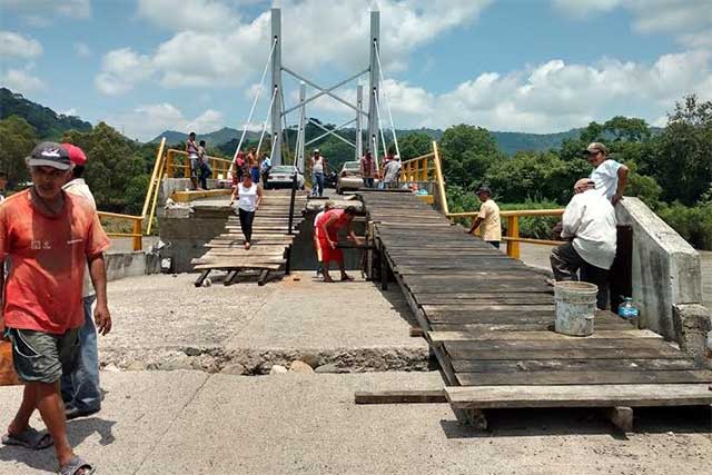 Pobladores parchan puente dañado en Xicotepec; costó 24 mdp