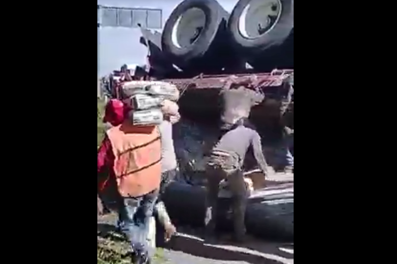 VIDEO Volcadura termina en rapiña sobre la autopista Puebla-Orizaba