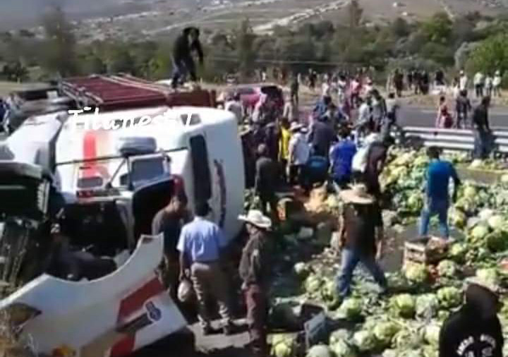 Volcadura de camión con verduras genera rapiña en Cañada Morelos 