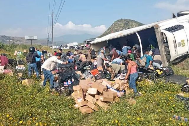 Accidente en la Puebla-Orizaba provocó caos vial, rapiña y cierre de autopista