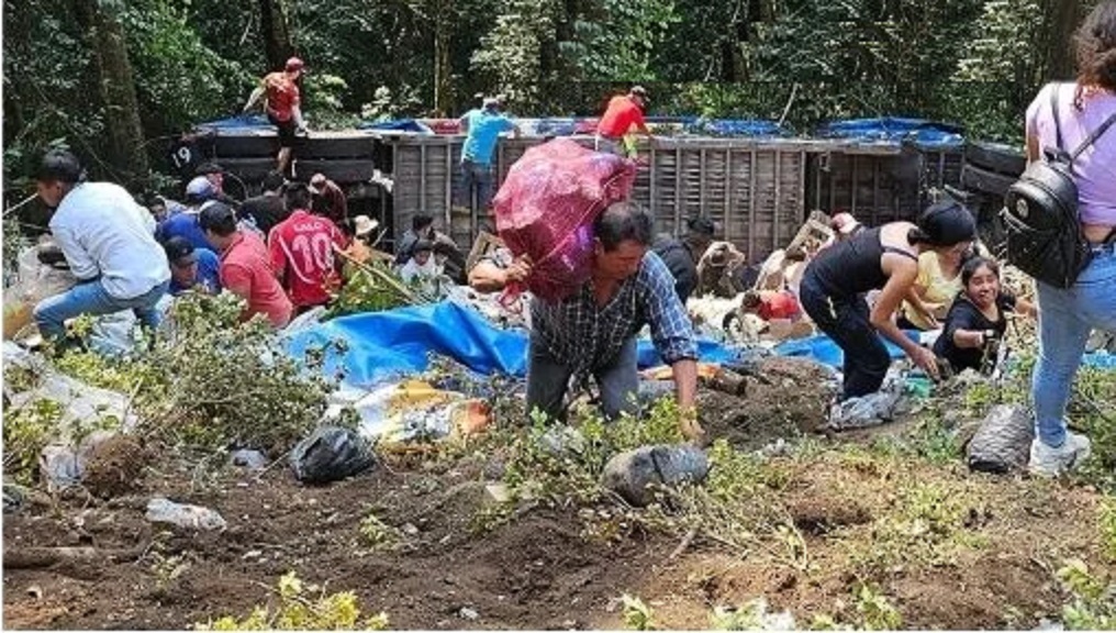 Rapiñan cientos de refrescos tras volcadura en la Pachuca-Tuxpan