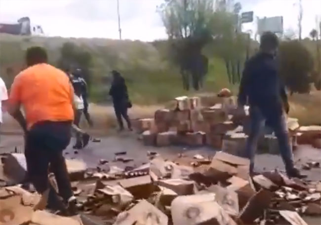 VIDEO Registran rapiña de cajas de cerveza tras volcadura de tráiler en la México-Puebla